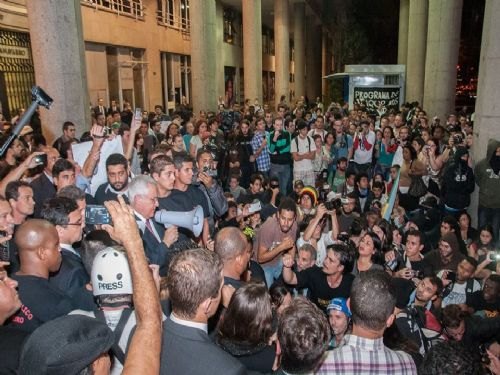 Registro da publicação: RJ: Ato pelo Fora Cabral reúne mil manifestantes no Centro do Rio